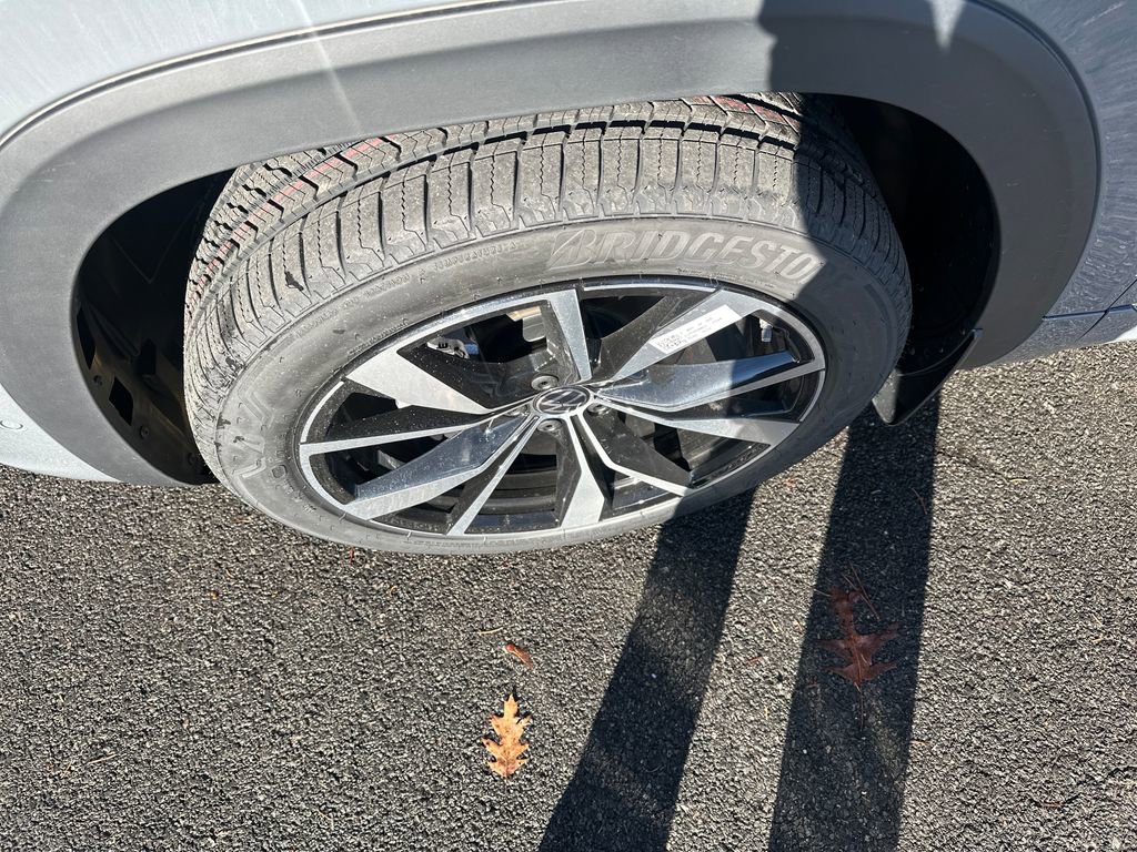 New 2026 Volkswagen Atlas Cross Sport SEL Premium R-Line image 2