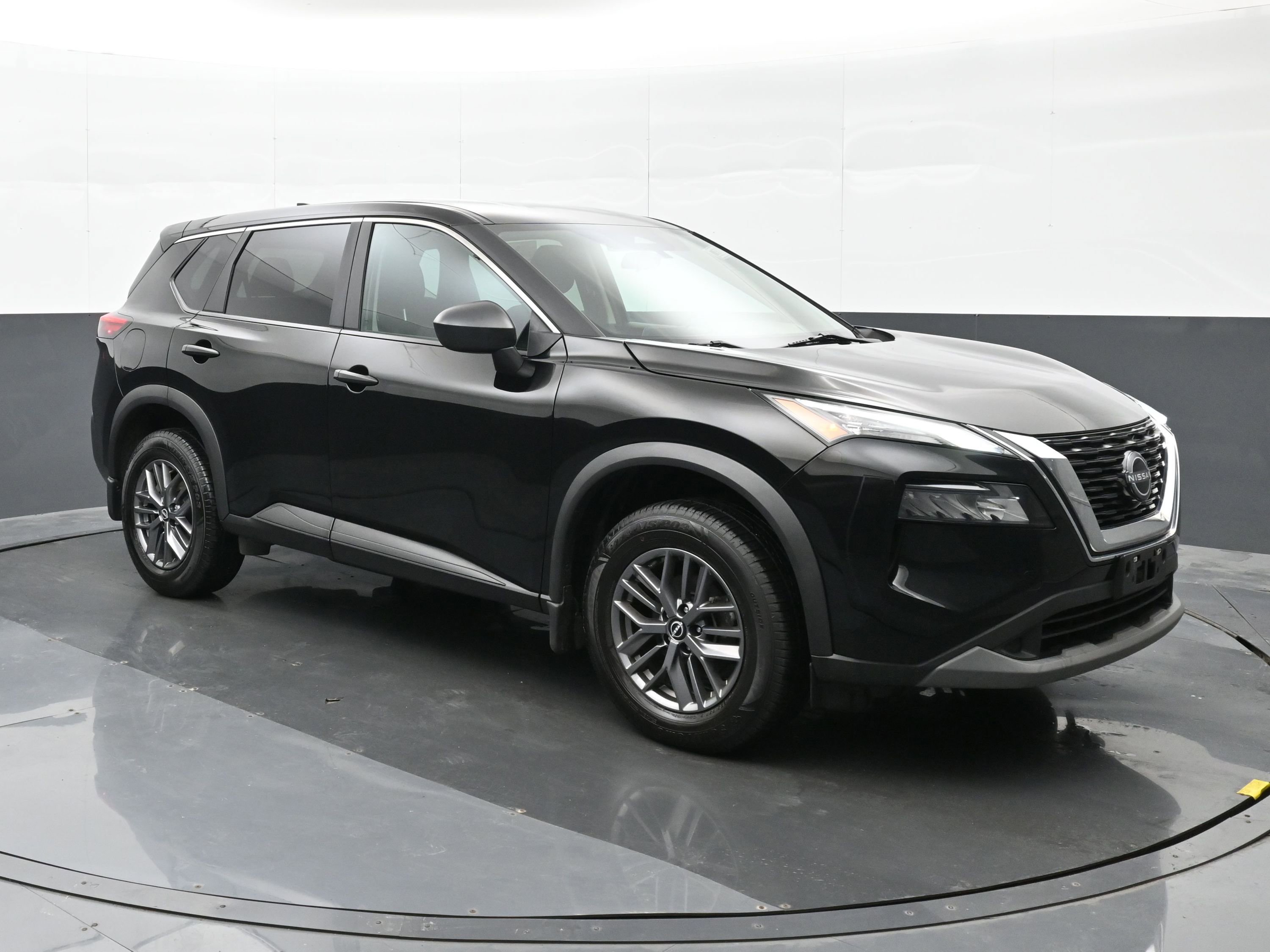 Used 2023 Nissan Rogue S AWD/4WD image 6