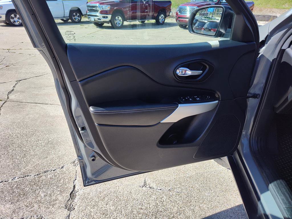 Used 2022 Jeep Cherokee Latitude w/ Trailer Tow Group AWD/4WD image 12