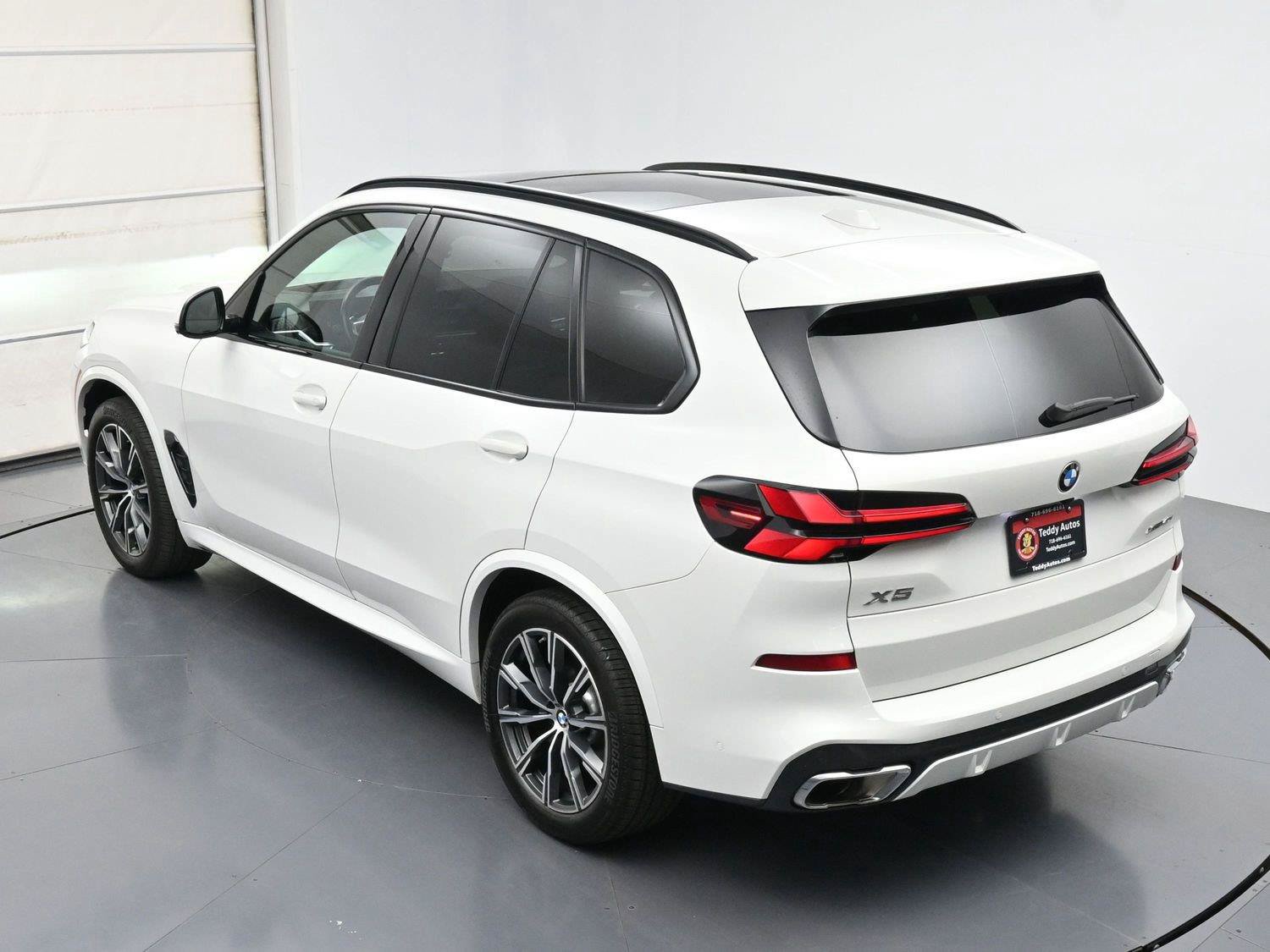 Used 2024 BMW X5 xDrive40i w/ M Sport Package AWD/4WD image 43