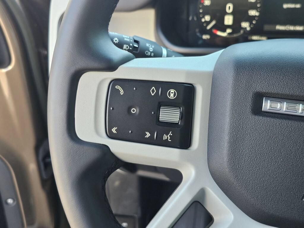 Used 2024 Land Rover Defender 110 X-Dynamic SE AWD/4WD image 31