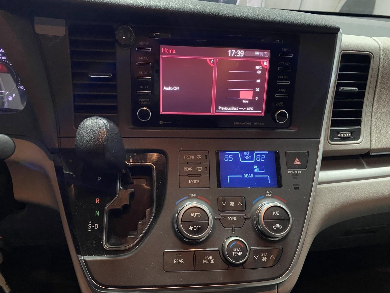 Used 2018 Toyota Sienna LE w/ Carpet Mat Package image 23