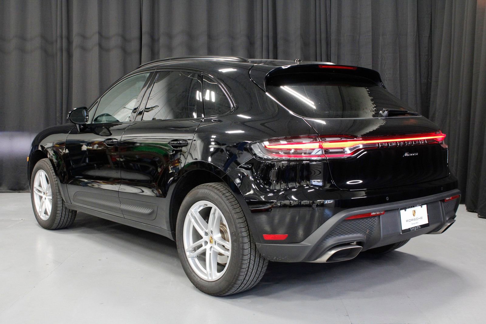 Certified 2025 Porsche Macan image 3