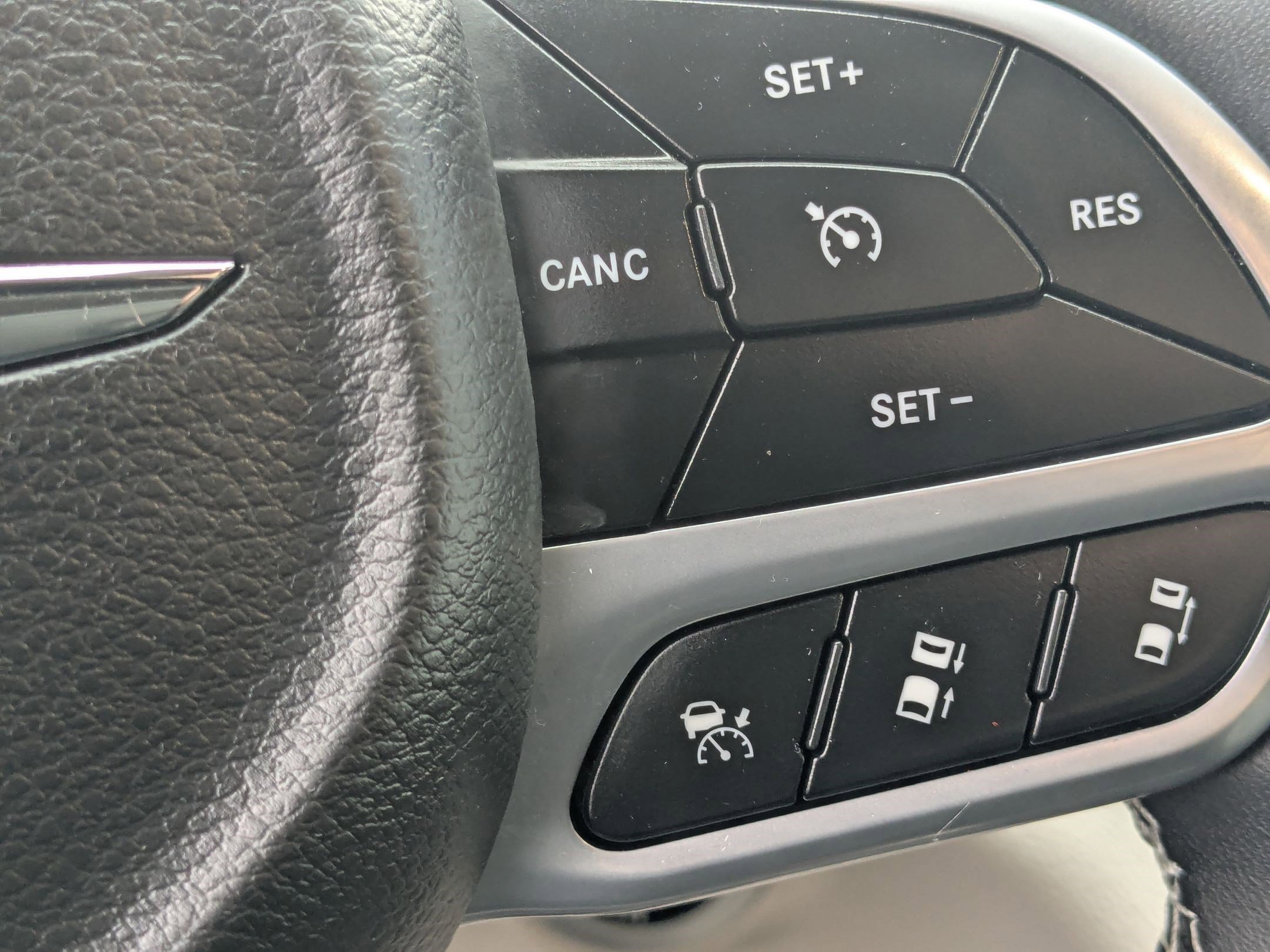 Used 2023 Chrysler Pacifica Limited w/ Uconnect Theater Family Group image 20