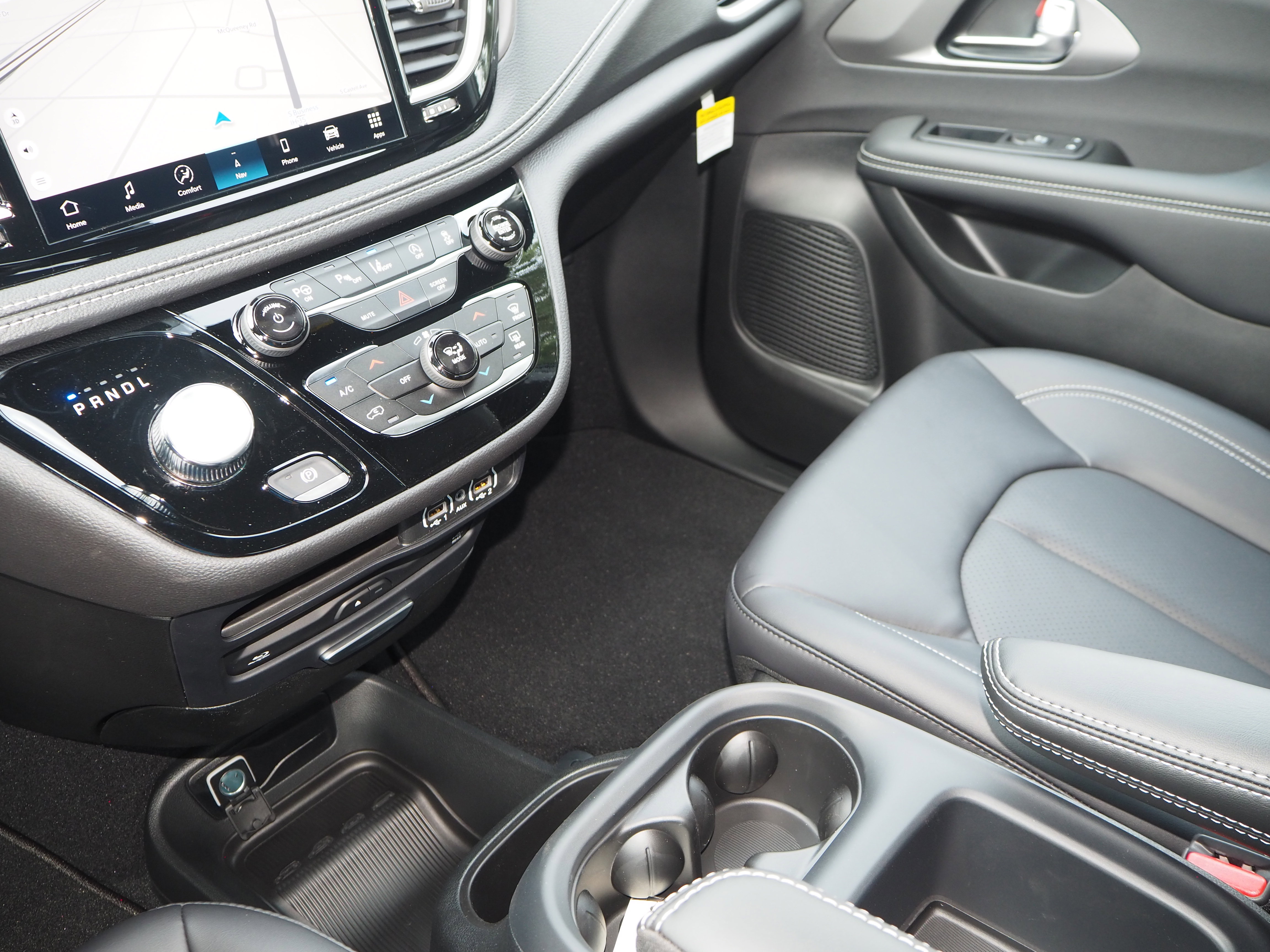 New 2025 Chrysler Pacifica Select w/ Uconnect Theater Family Group FWD image 29