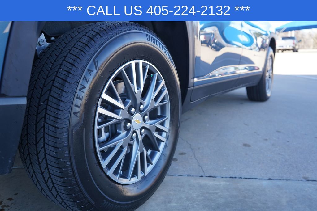 Used 2025 Chevrolet Traverse LT image 8