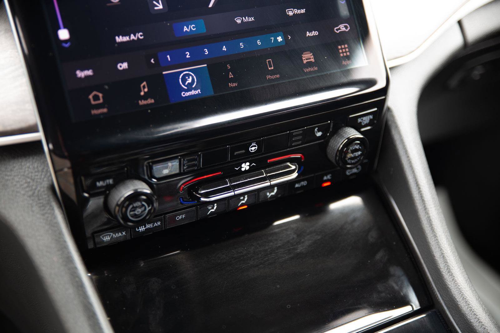 Used 2024 Jeep Grand Cherokee Limited w/ Black Appearance Package image 15