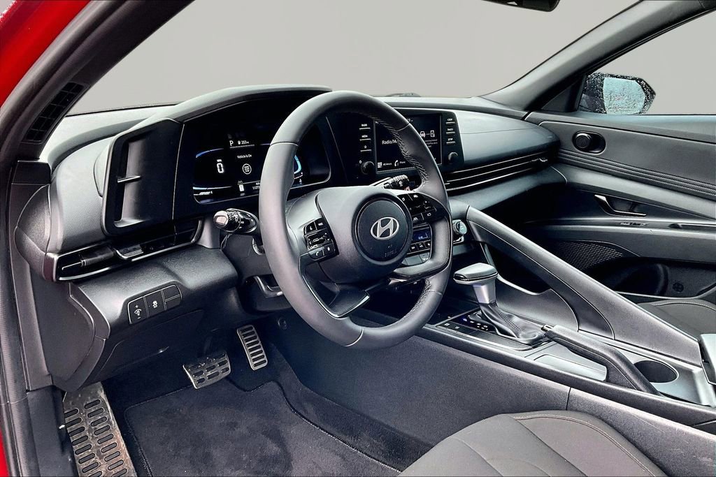 Used 2025 Hyundai Elantra Sport image 14