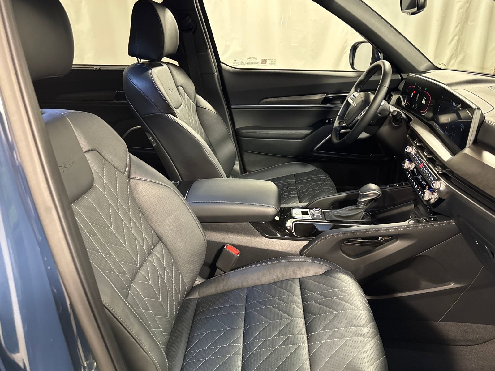 Used 2025 Kia Telluride AWD image 31