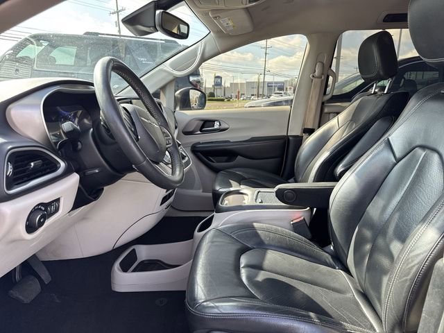 Used 2022 Chrysler Pacifica Touring-L image 12