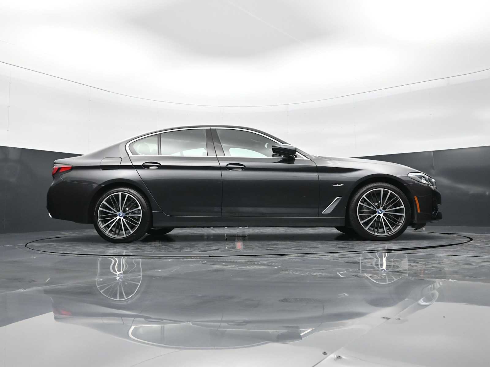 Used 2022 BMW 530e w/ Executive Package RWD image 28
