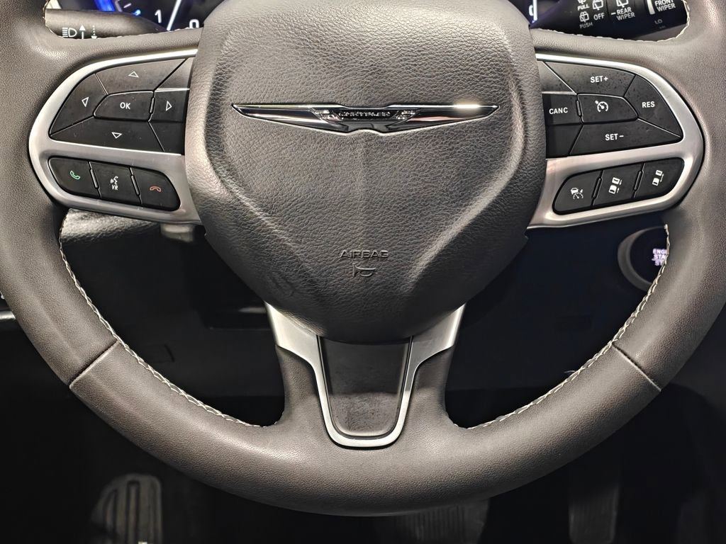 Used 2025 Chrysler Pacifica Select image 5