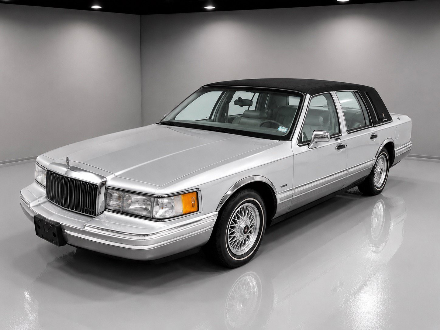 Used 1992 Lincoln Town Car Signature RWD image 1