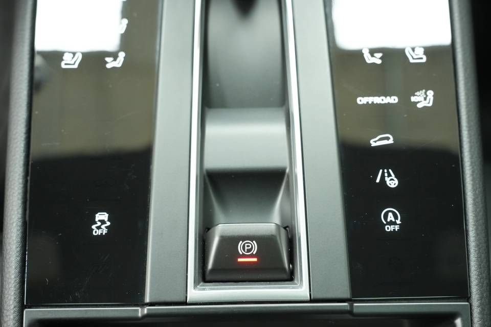Certified 2026 Porsche Macan AWD/4WD image 22