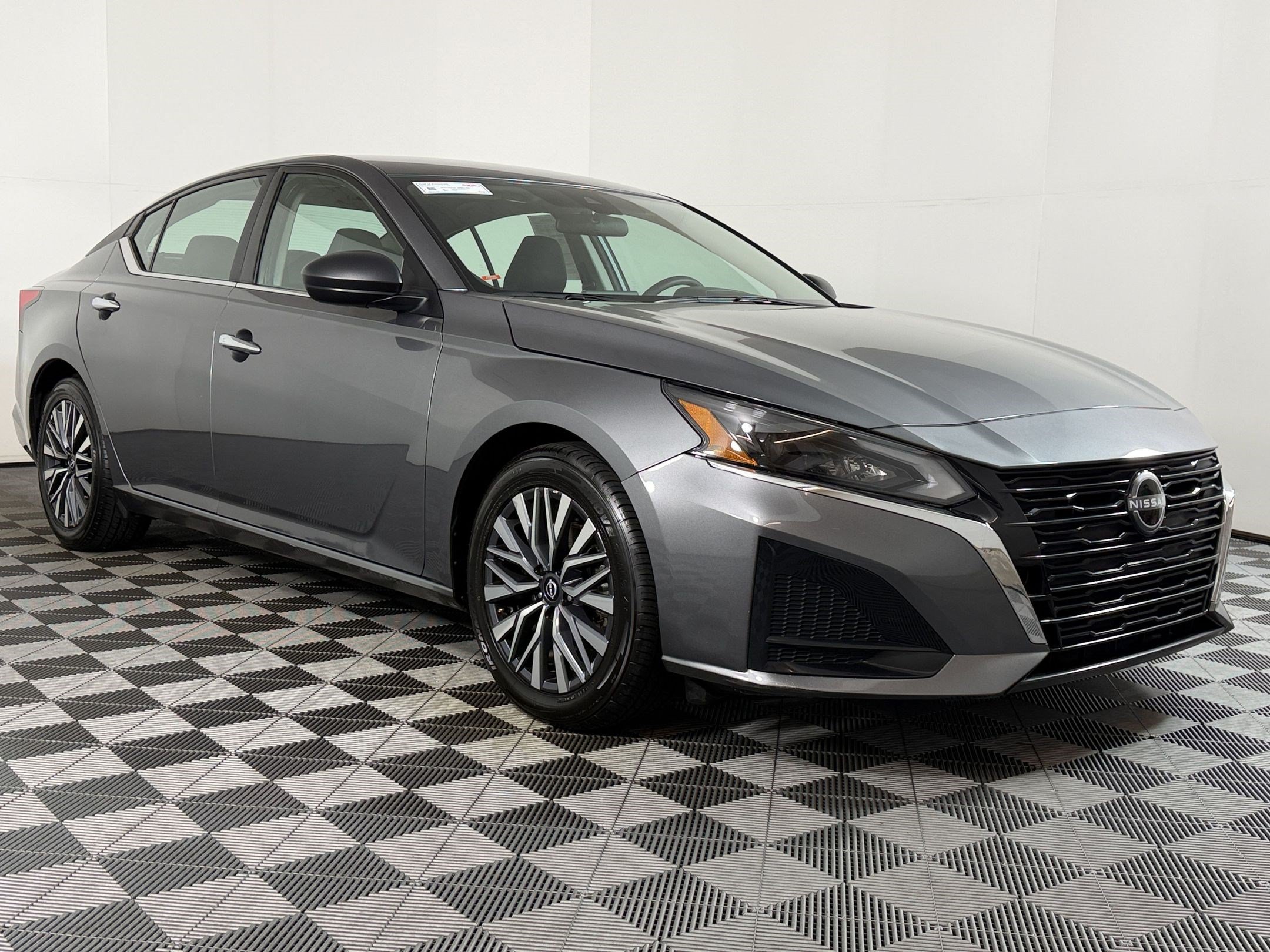 Used 2025 Nissan Altima 2.5 SV FWD image 24