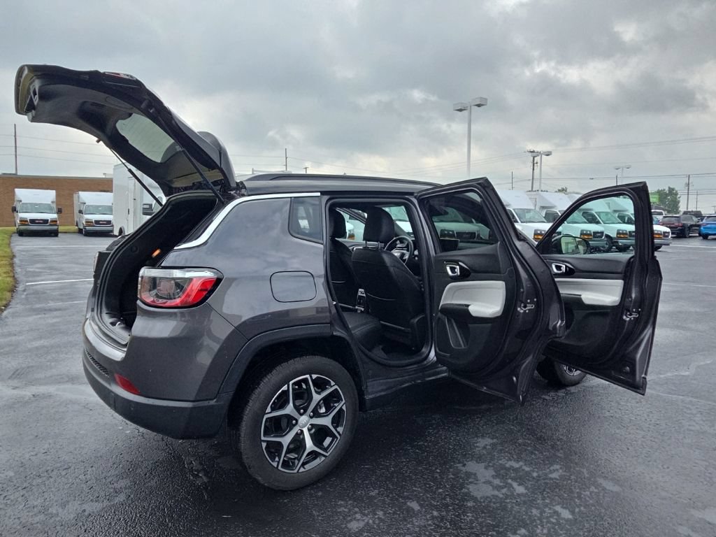 Used 2024 Jeep Compass Limited AWD/4WD image 15