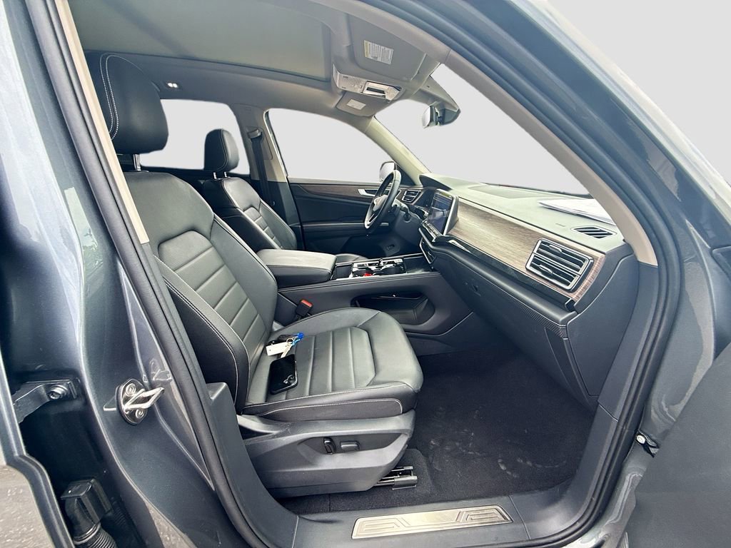 Used 2025 Volkswagen Atlas SEL AWD/4WD image 33