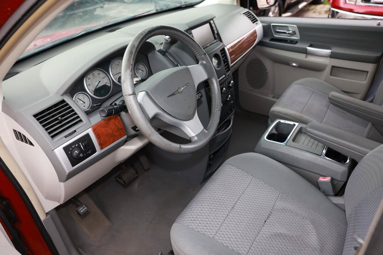 Used 2008 Chrysler Town & Country Touring w/ Entertainment Group #2 FWD image 4