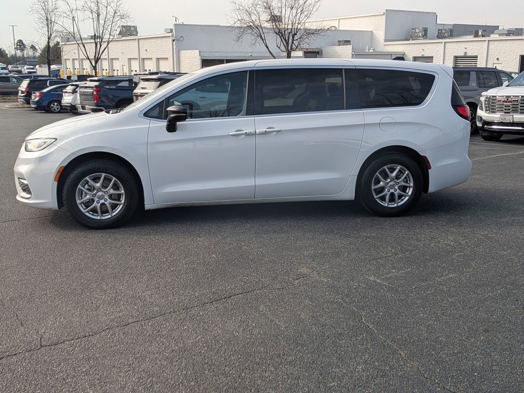 Used 2025 Chrysler Pacifica Select image 6