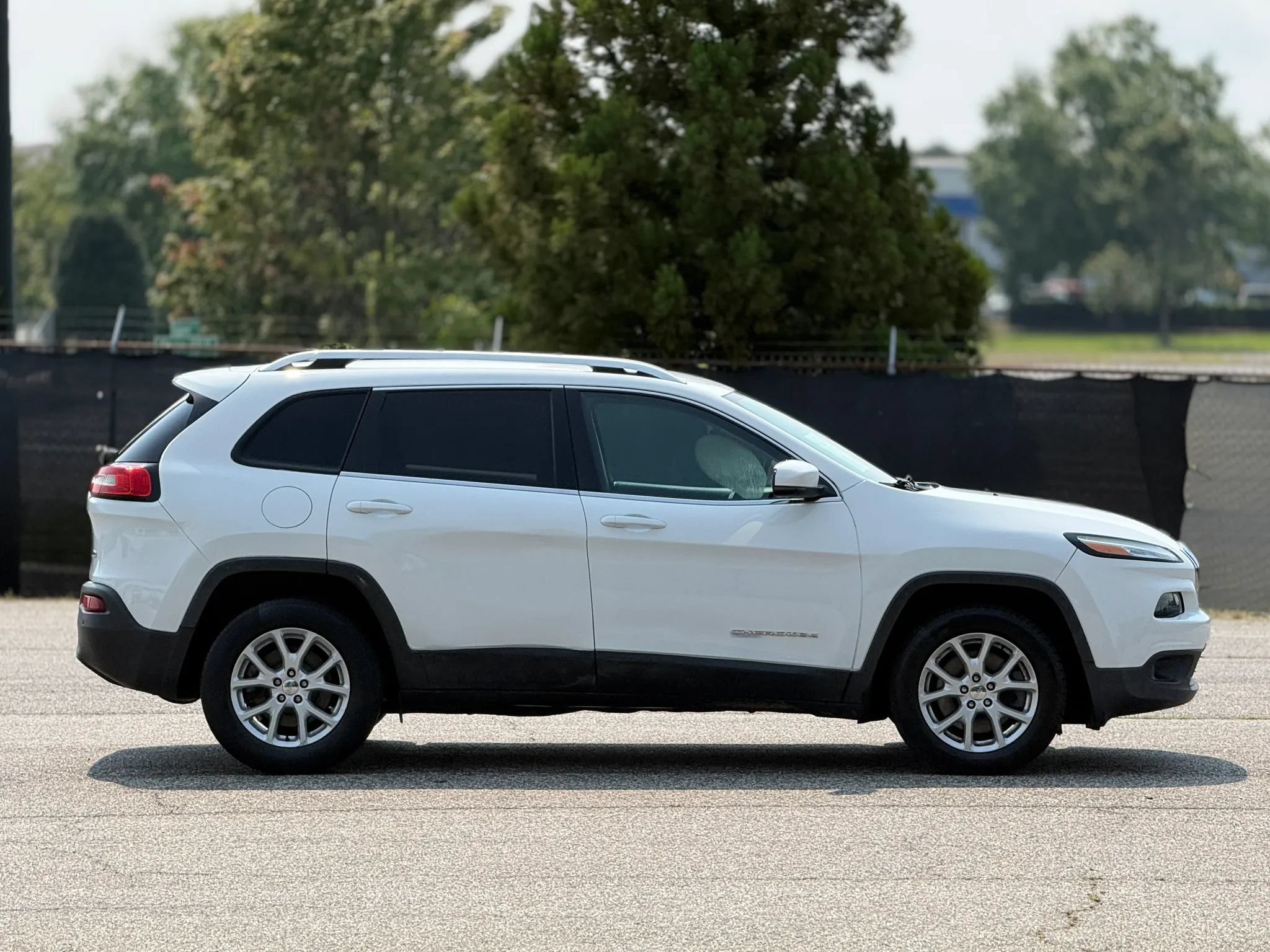 Used 2017 Jeep Cherokee Latitude w/ Safety/Convenience Group AWD/4WD image 7