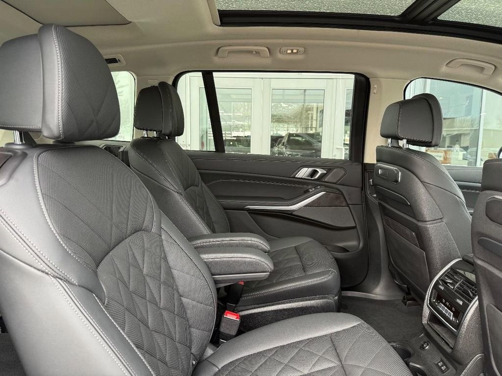 Used 2024 BMW X7 xDrive40i w/ Executive Package image 9