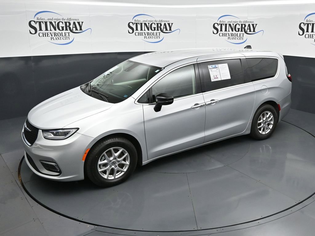 Used 2024 Chrysler Pacifica Touring-L image 11