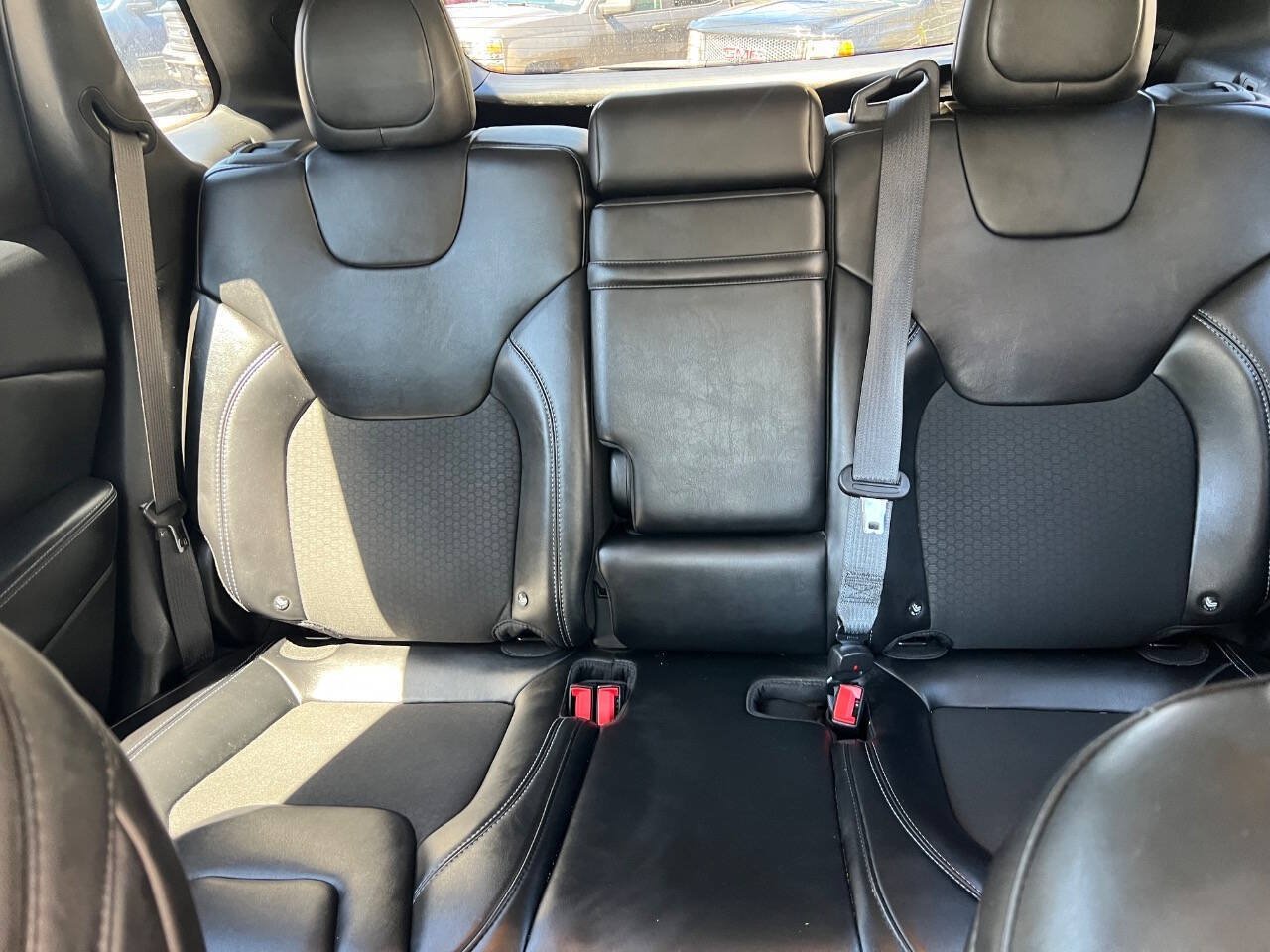 Used 2019 Jeep Cherokee Latitude Plus w/ Cold Weather Group AWD/4WD image 19