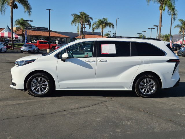 Used 2026 Toyota Sienna LE FWD image 9