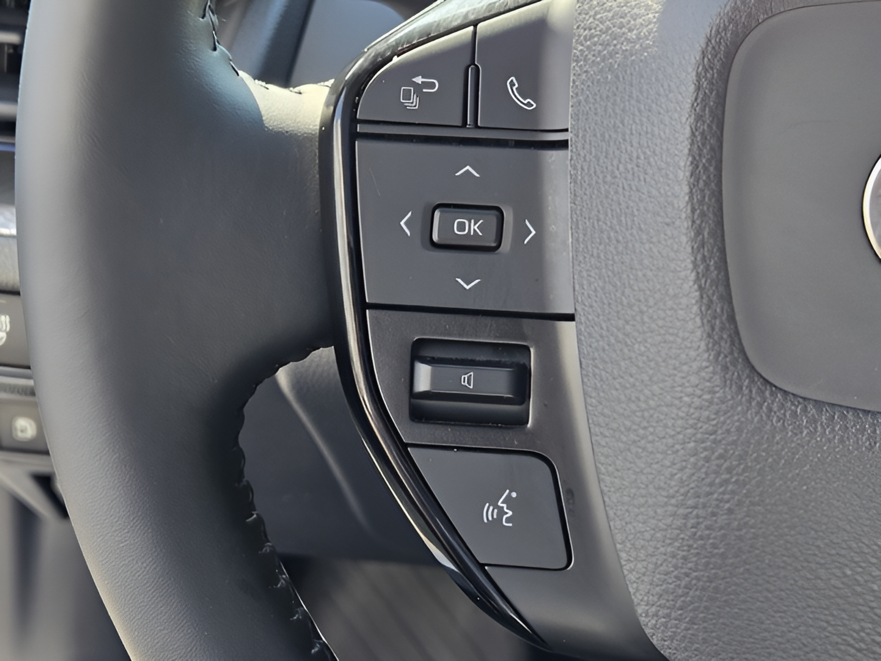 Used 2024 Toyota Prius XLE FWD image 23