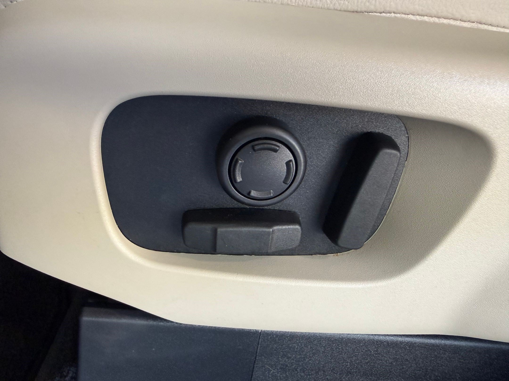 Used 2018 Land Rover Discovery SE AWD/4WD image 13