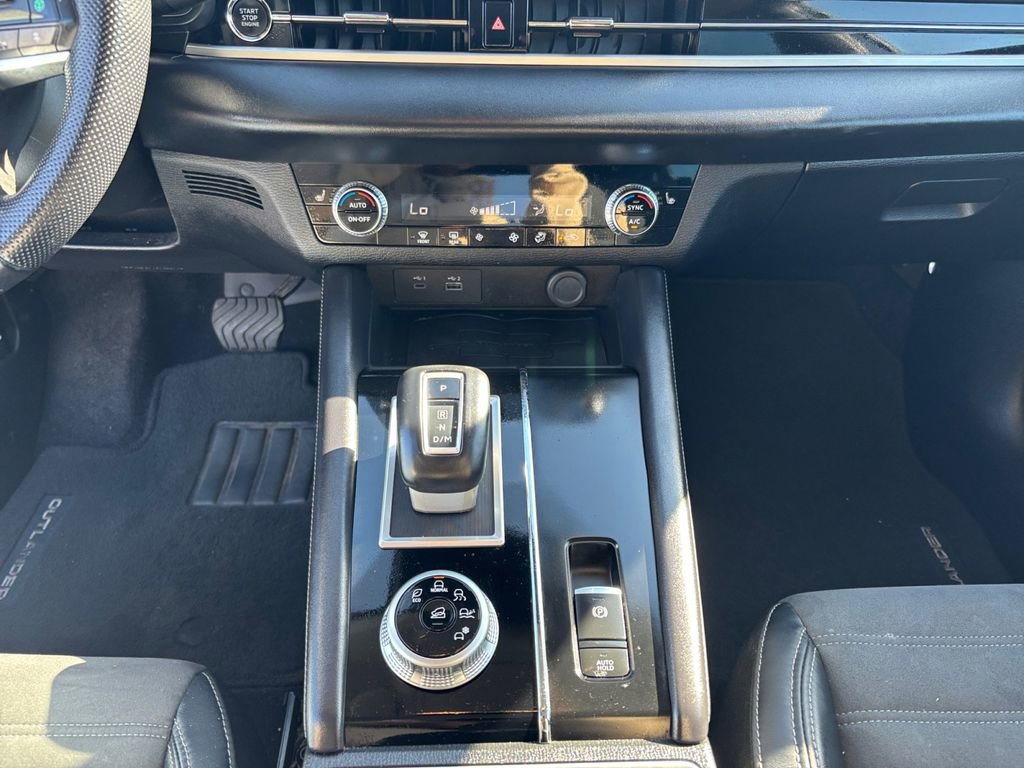 Used 2023 Mitsubishi Outlander SE Black Edition image 15