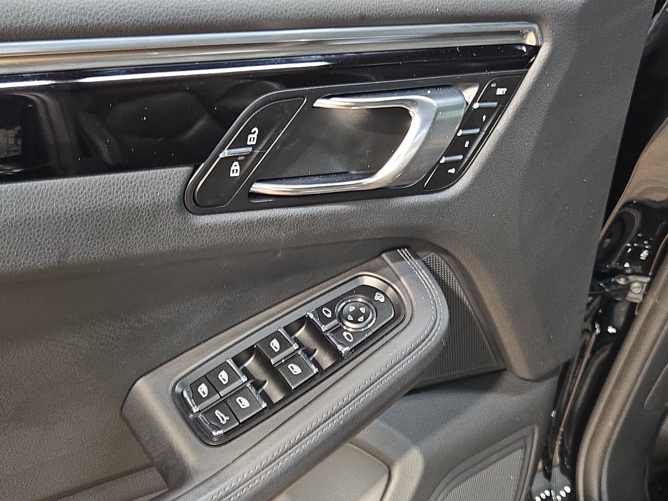 Used 2024 Porsche Macan AWD/4WD image 21
