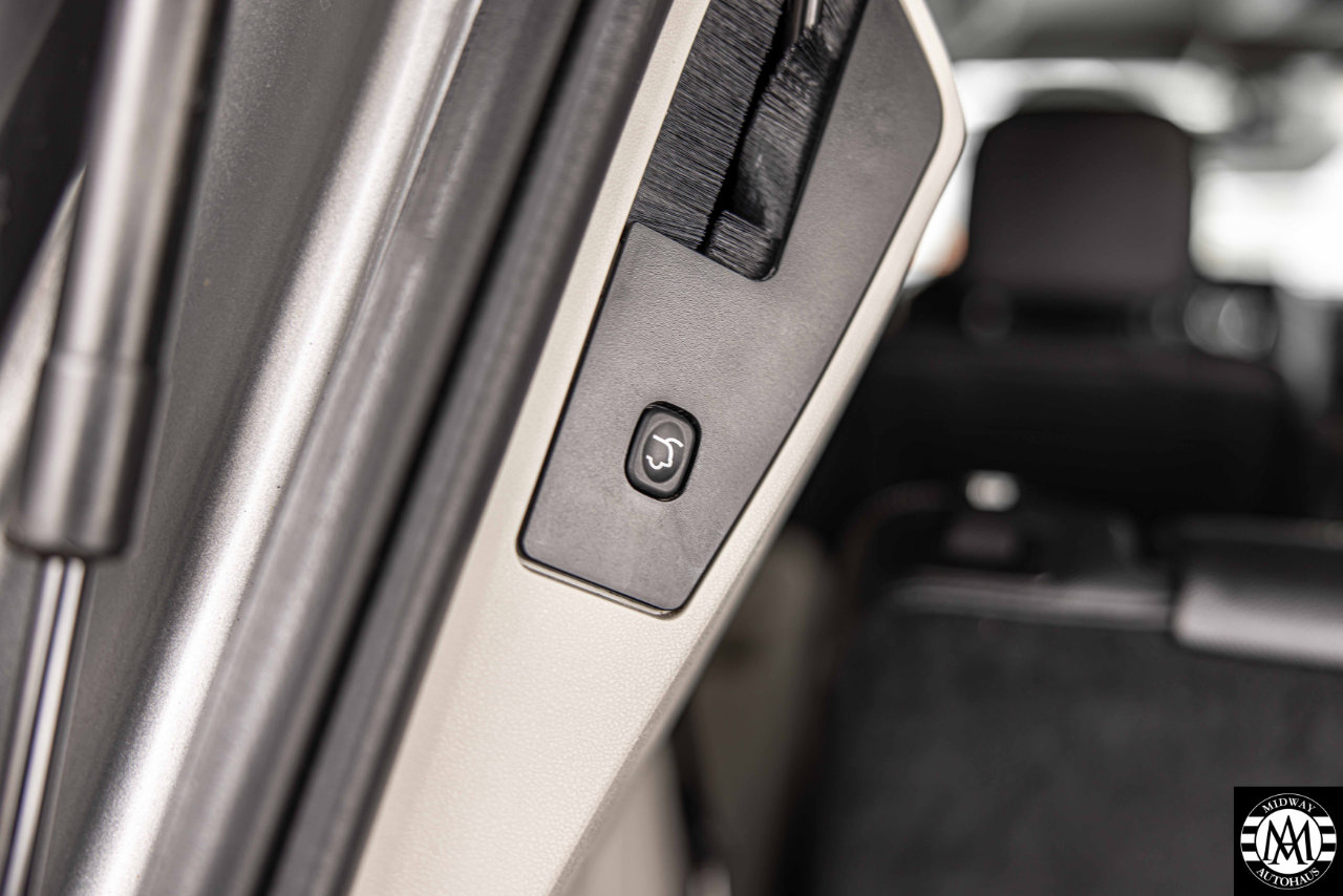 Used 2015 Chrysler Town & Country Touring-L w/ Driver Convenience Group image 32