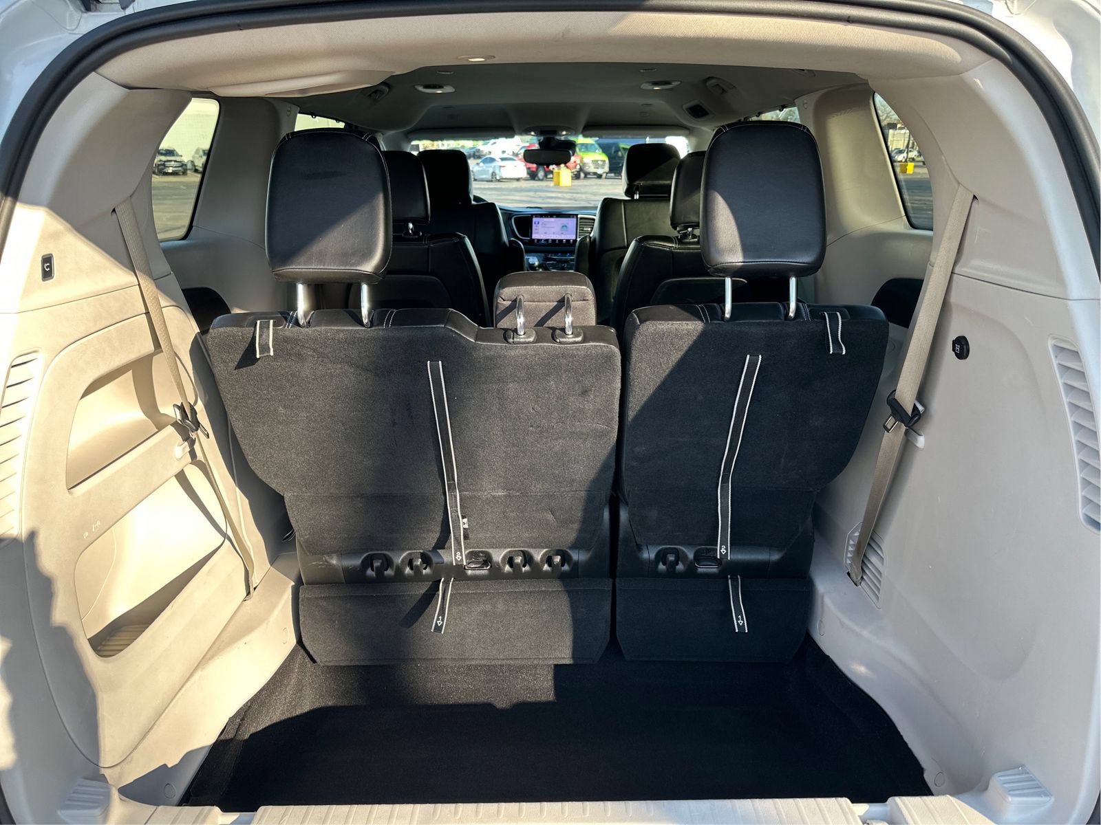 Used 2023 Chrysler Pacifica Touring-L FWD image 12