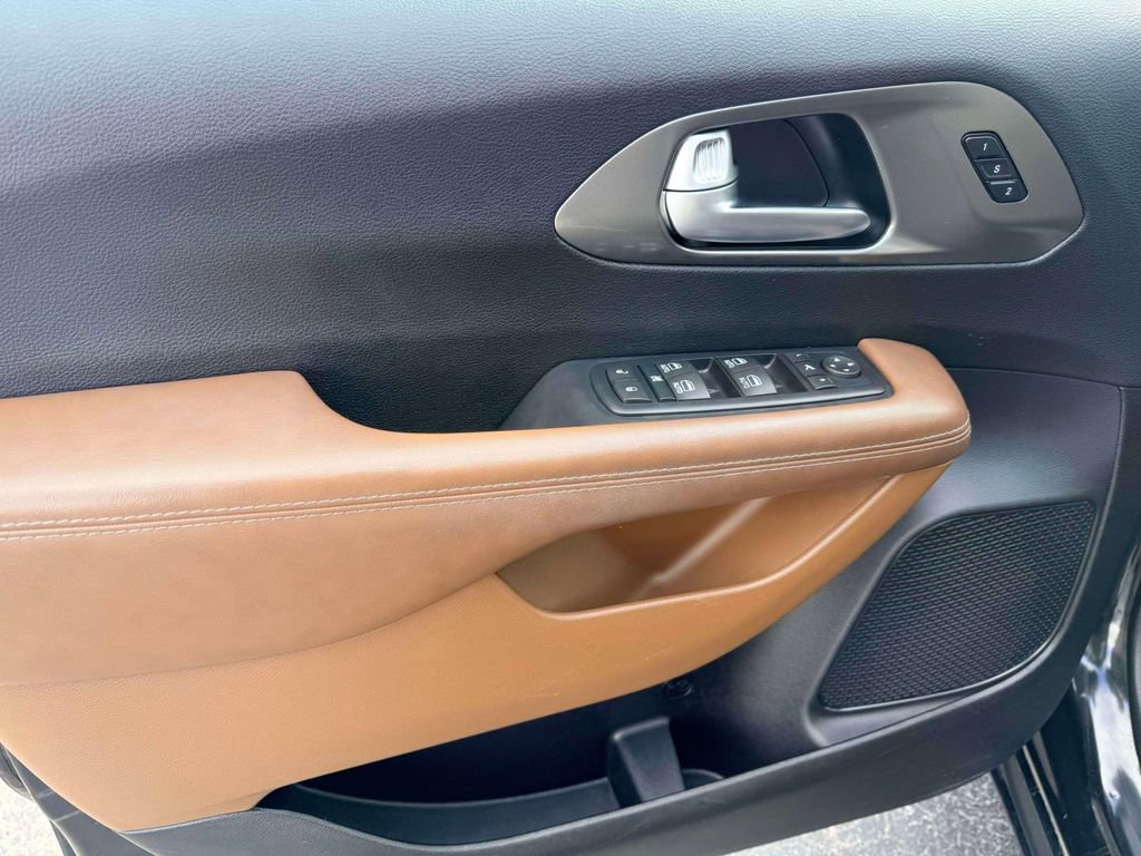 Used 2017 Chrysler Pacifica Limited image 14