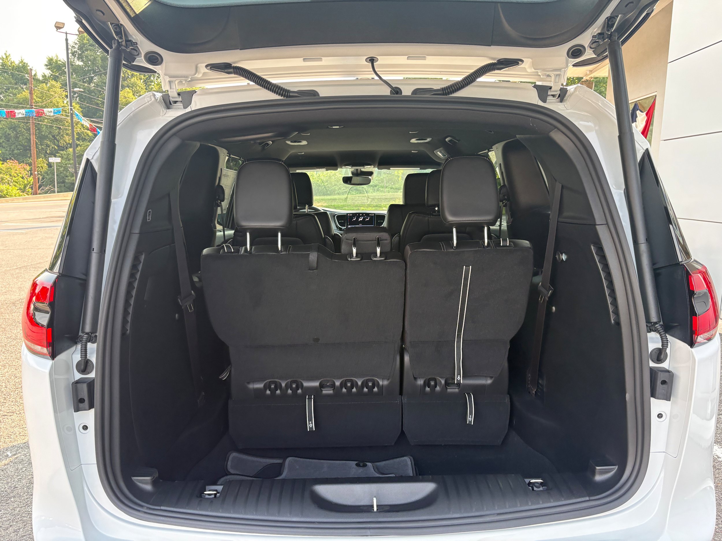 New 2027 Chrysler Pacifica Select FWD image 11