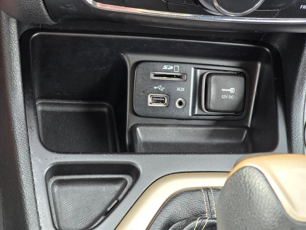 Used 2018 Jeep Cherokee Latitude w/ Altitude Package image 18