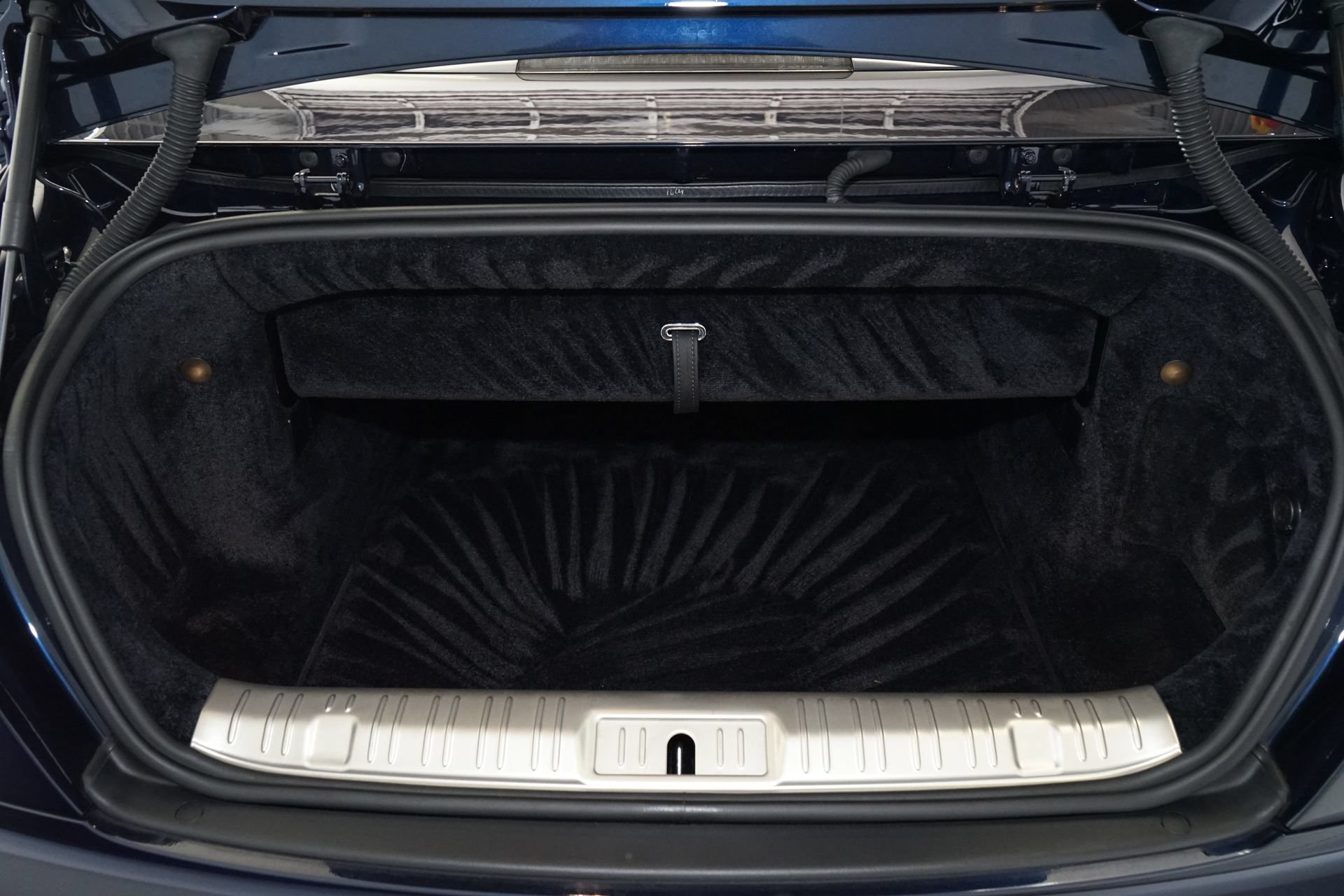 Used 2018 Rolls-Royce Dawn RWD image 31