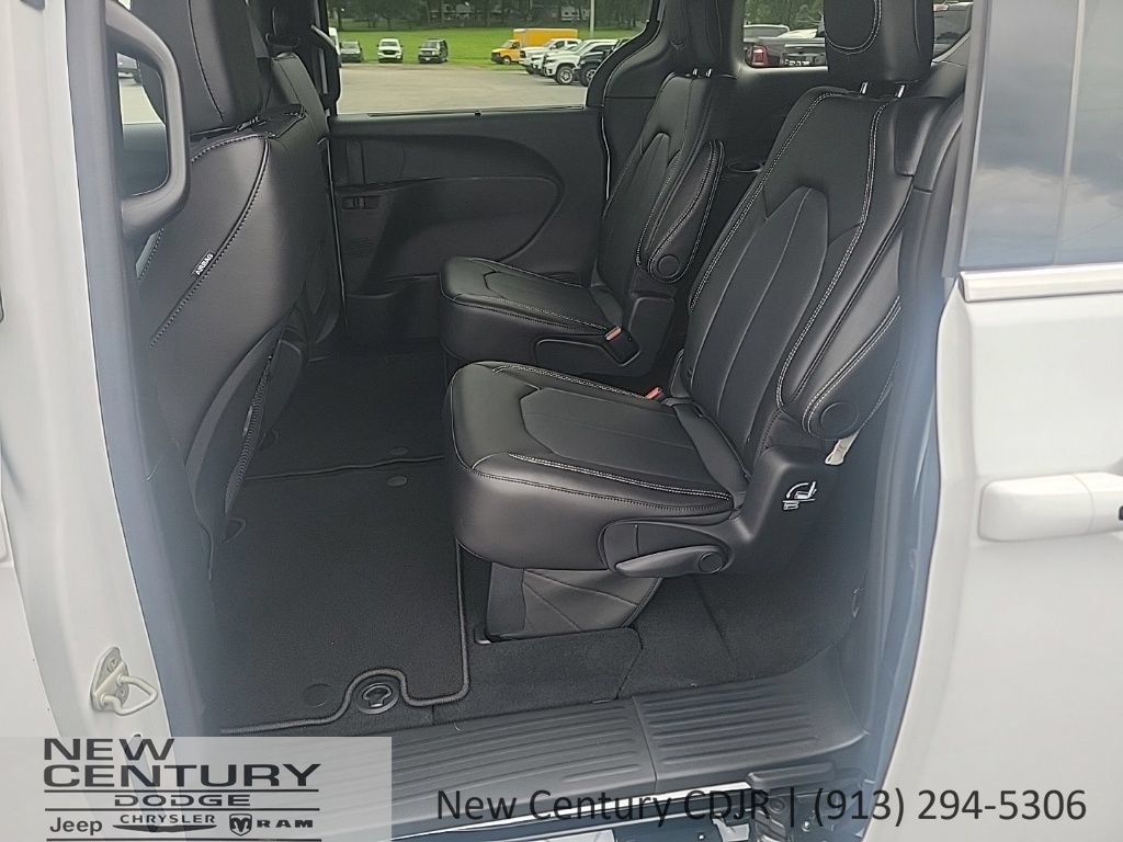 New 2027 Chrysler Pacifica Select FWD image 19