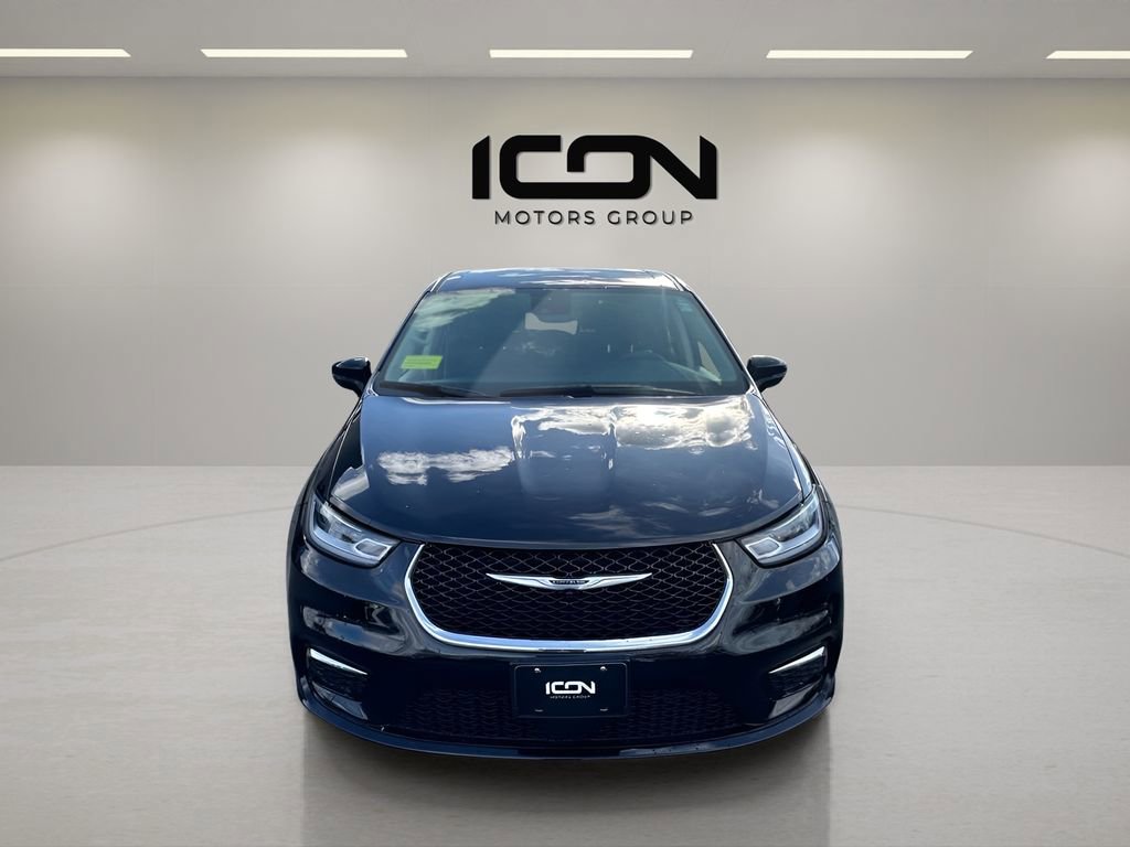 Used 2024 Chrysler Pacifica Select image 2