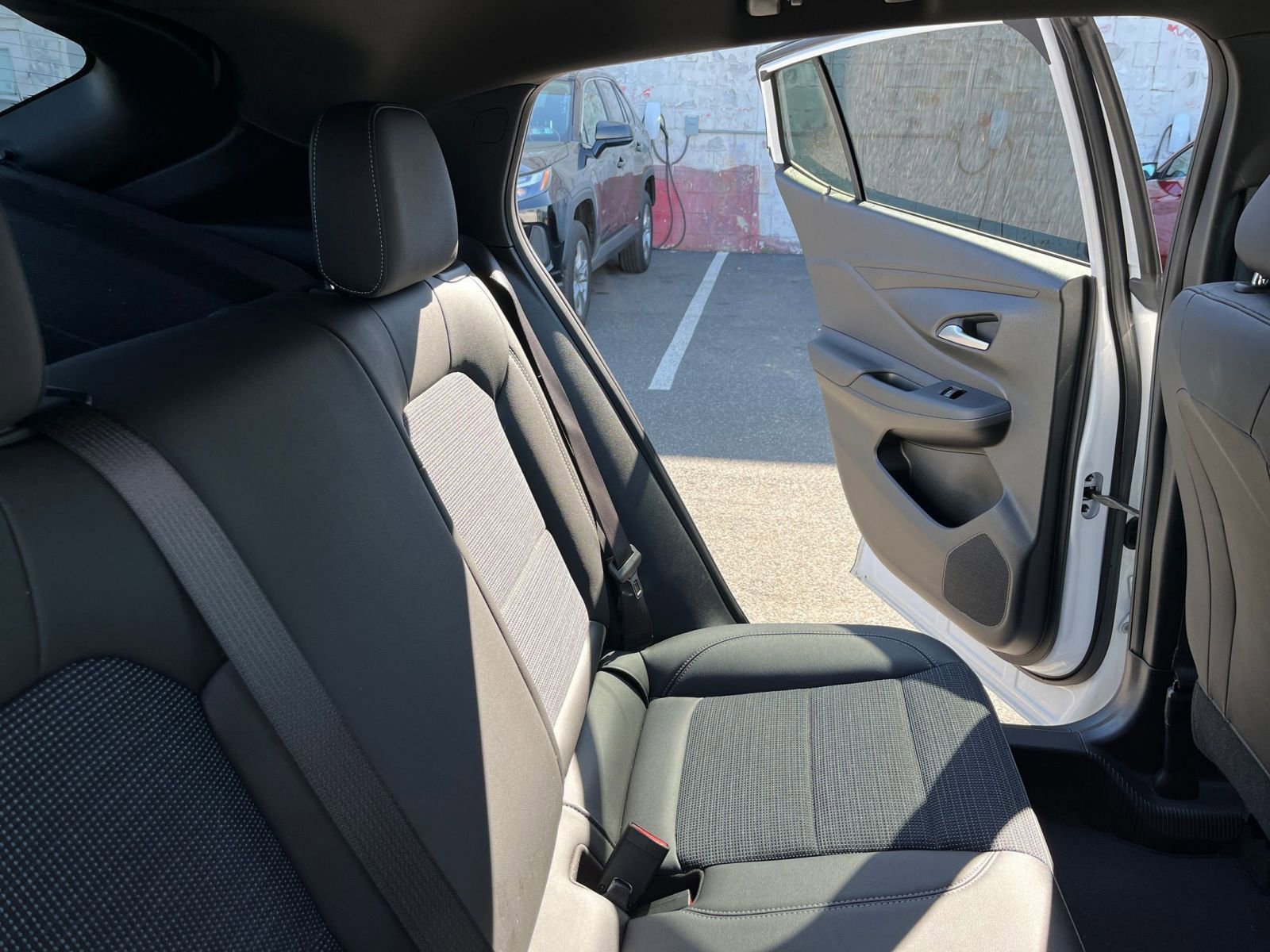 Used 2025 Buick Envista Preferred image 37