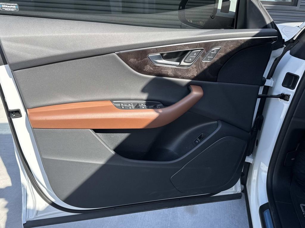 Used 2023 Audi Q8 Premium image 21