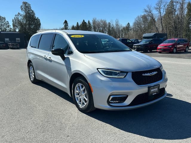 Used 2024 Chrysler Pacifica Touring-L FWD image 7
