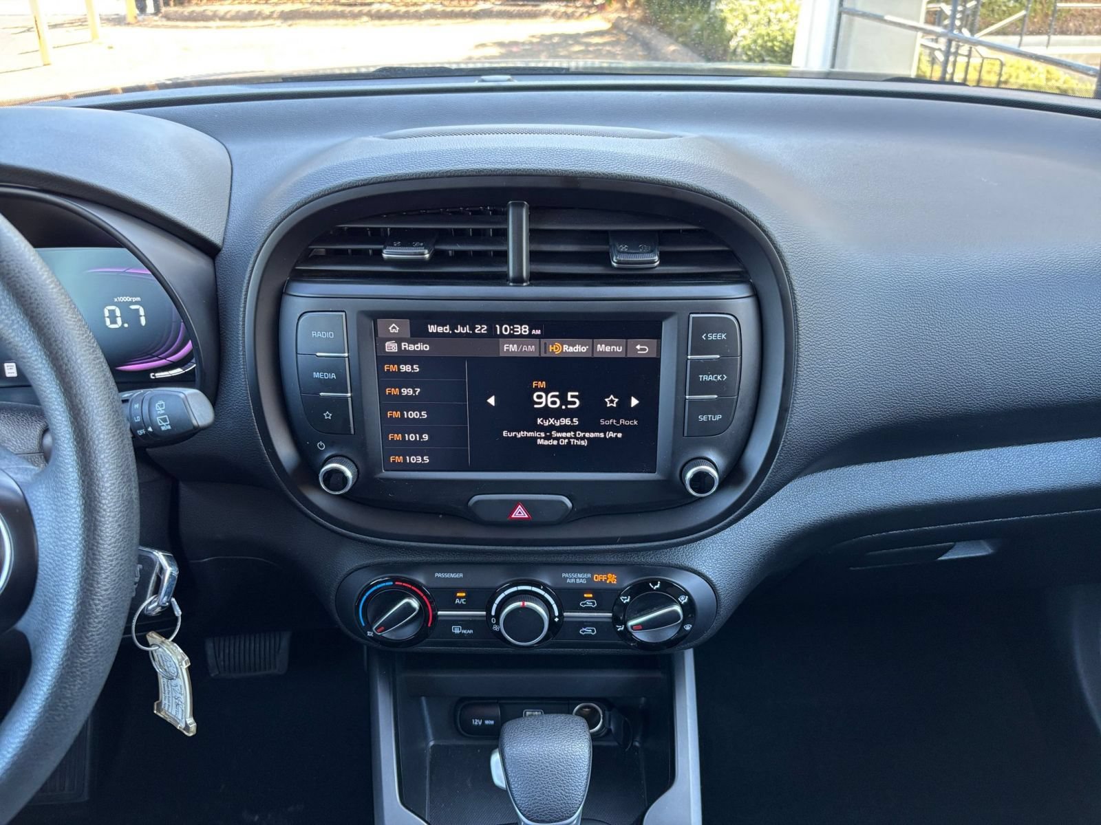 Used 2025 Kia Soul LX w/ LX Technology Package FWD image 17