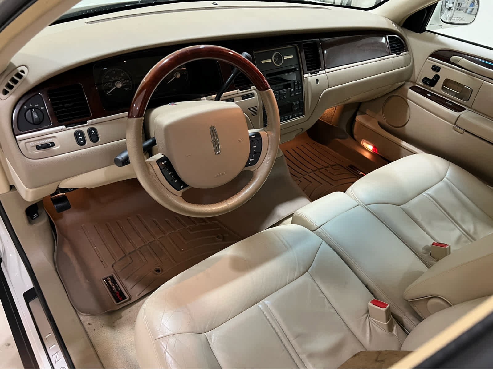 Used 2006 Lincoln Town Car Signature Limited RWD image 13