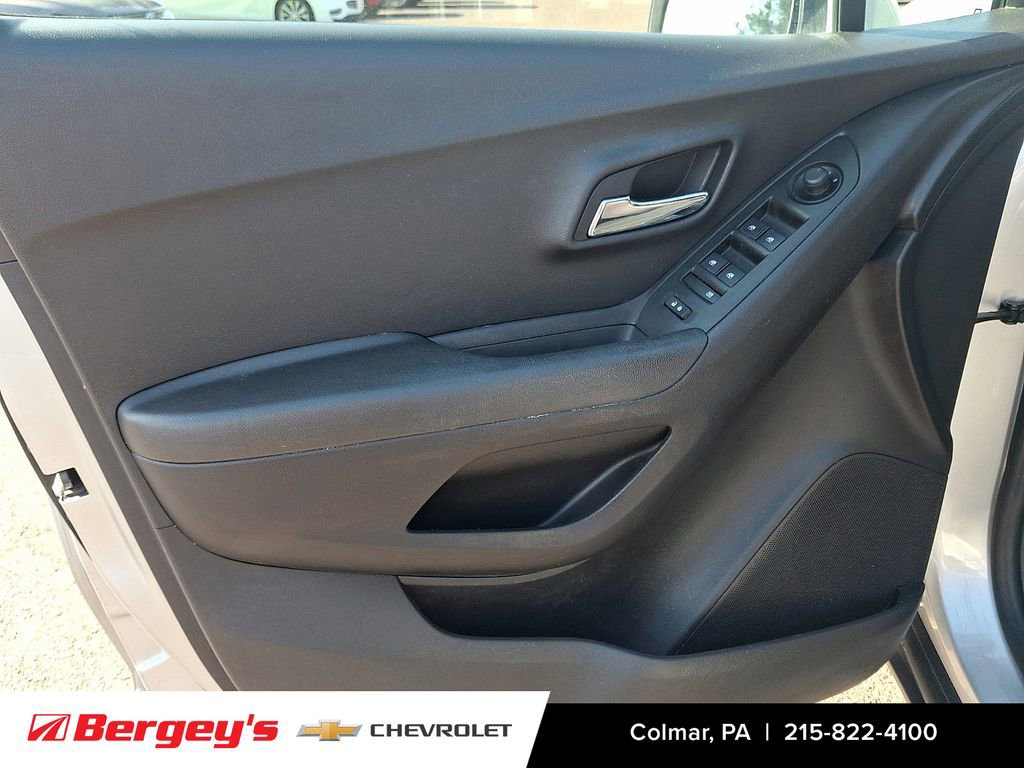 Used 2018 Chevrolet Trax LT w/ LT Convenience Package FWD image 15