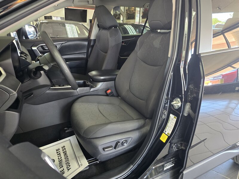 Used 2025 Toyota RAV4 XLE AWD/4WD image 9