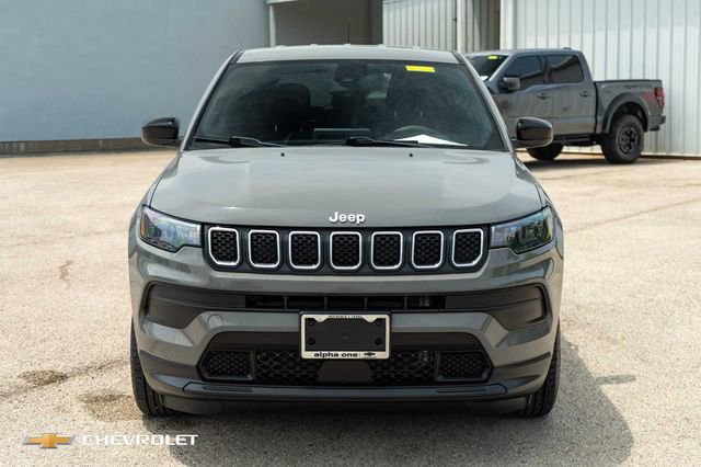 Used 2023 Jeep Compass Sport AWD/4WD image 2