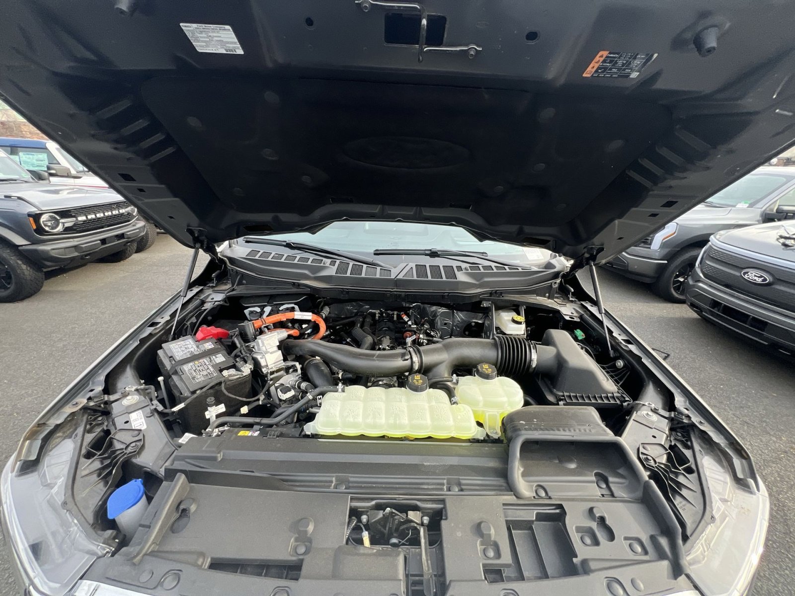 New 2025 Ford F150 Lariat w/ Equipment Group 502A High image 28