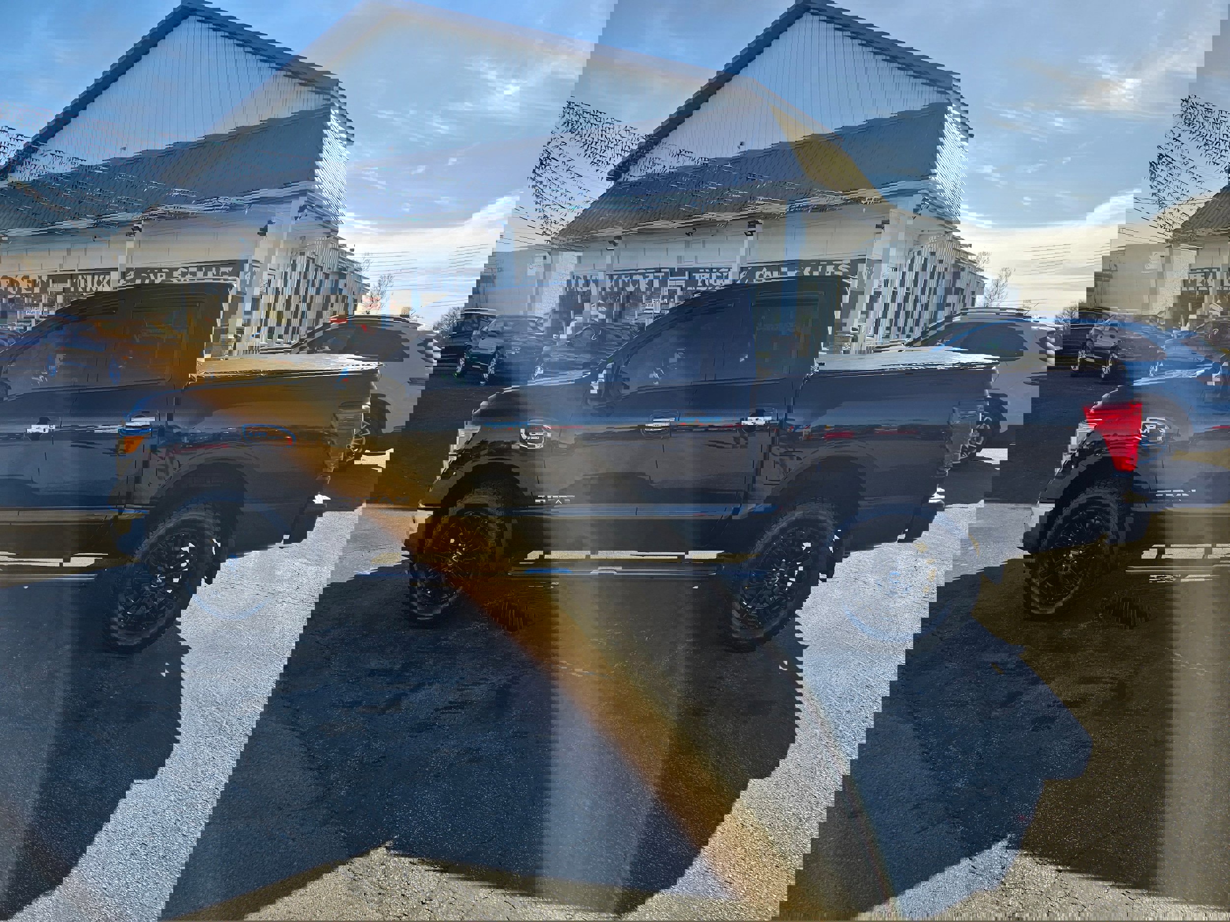 Used 2017 Nissan Titan SL image 8